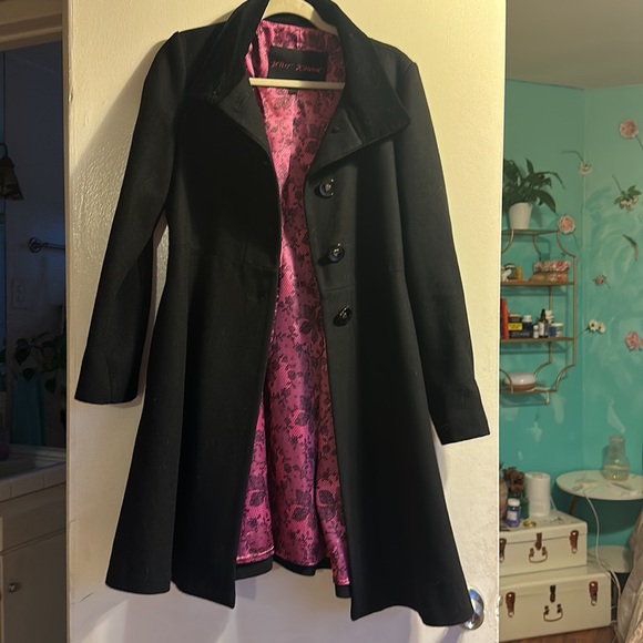 Betsey Johnson black coat with heart button and bow in the back - Picture 4 of 7